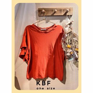 ケービーエフ(KBF)の【美品】KBF袖段フリルプルオーバー(カットソー(半袖/袖なし))