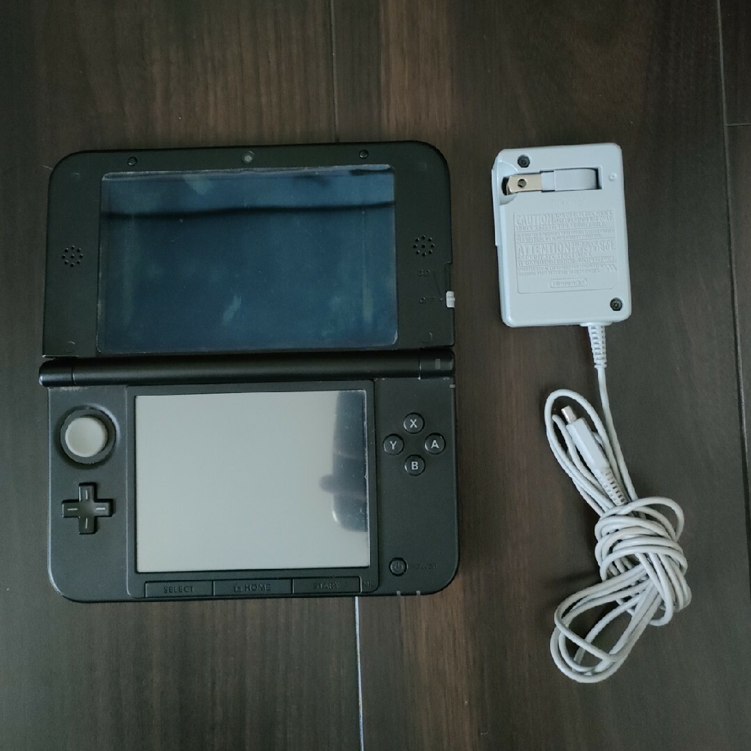 任天堂(ニンテンドウ)のNintendo 3DS LL 本体（レッド✕ブラック）＋ACアダプター　セット エンタメ/ホビーのゲームソフト/ゲーム機本体(携帯用ゲーム機本体)の商品写真