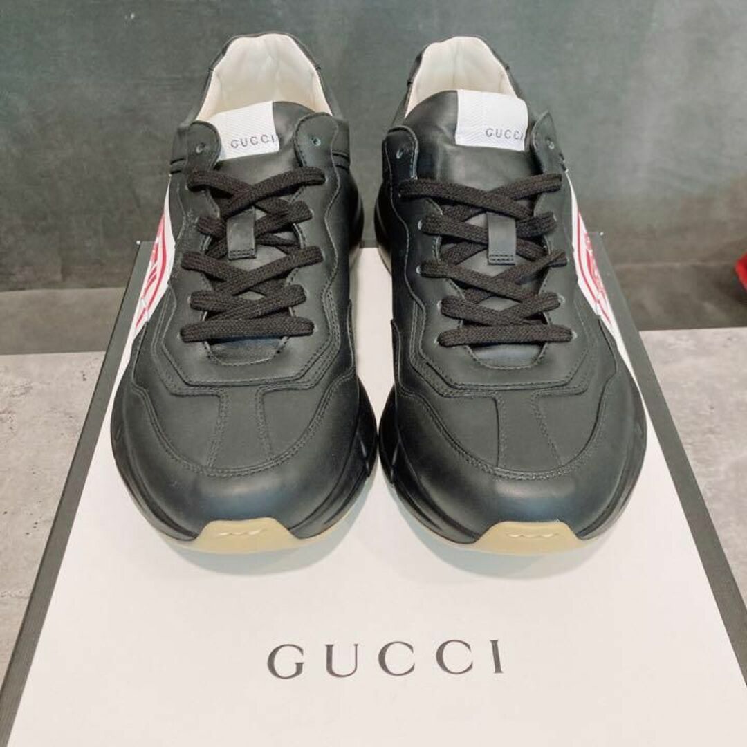 Gucci(グッチ)の新品未使用 GUCCI 523609 RHYTON ロゴ レザー スニーカー メンズの靴/シューズ(スニーカー)の商品写真