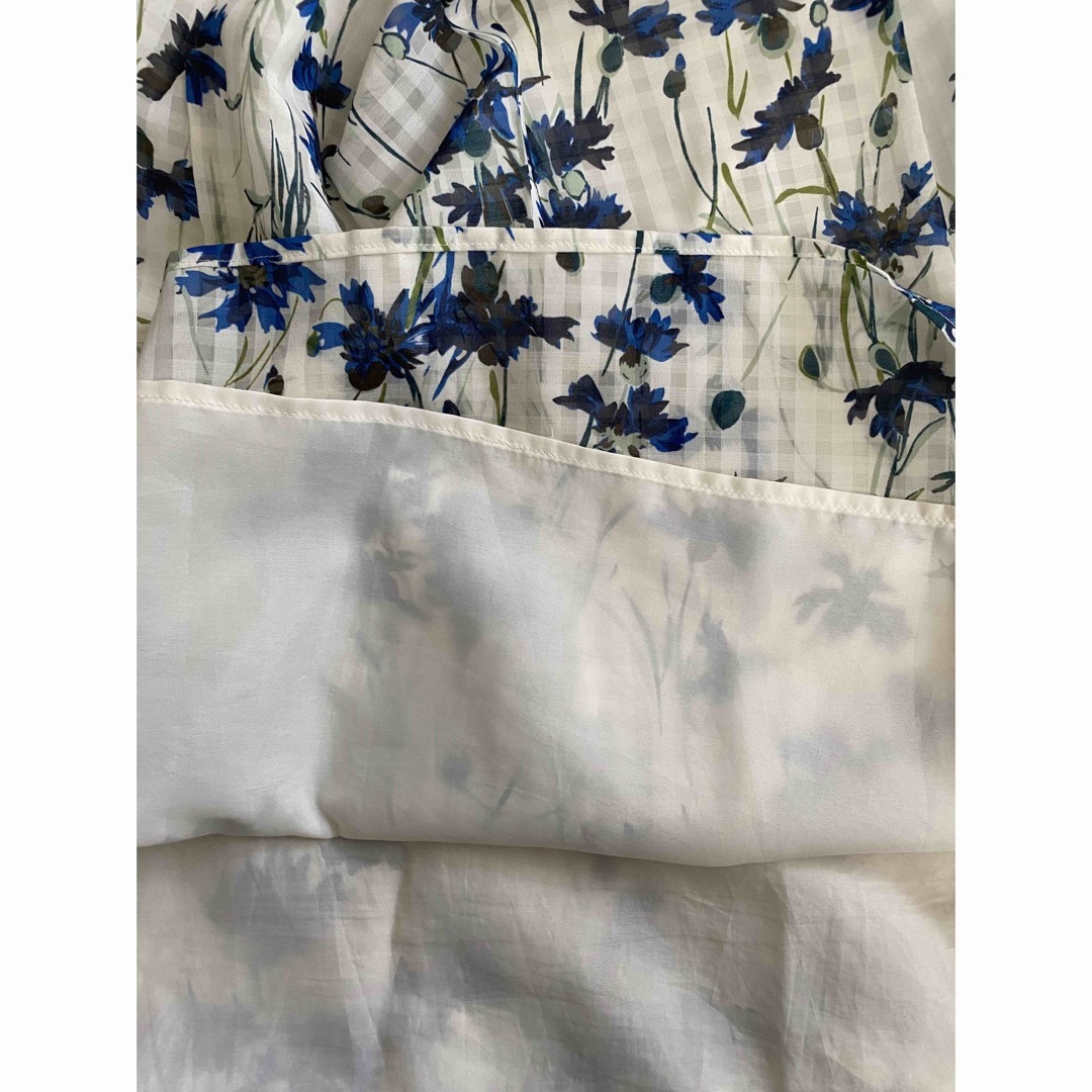 Perle Peche(ペルルペッシュ)の膝丈　白ギンガムチェック　青花柄 レディースのワンピース(ひざ丈ワンピース)の商品写真