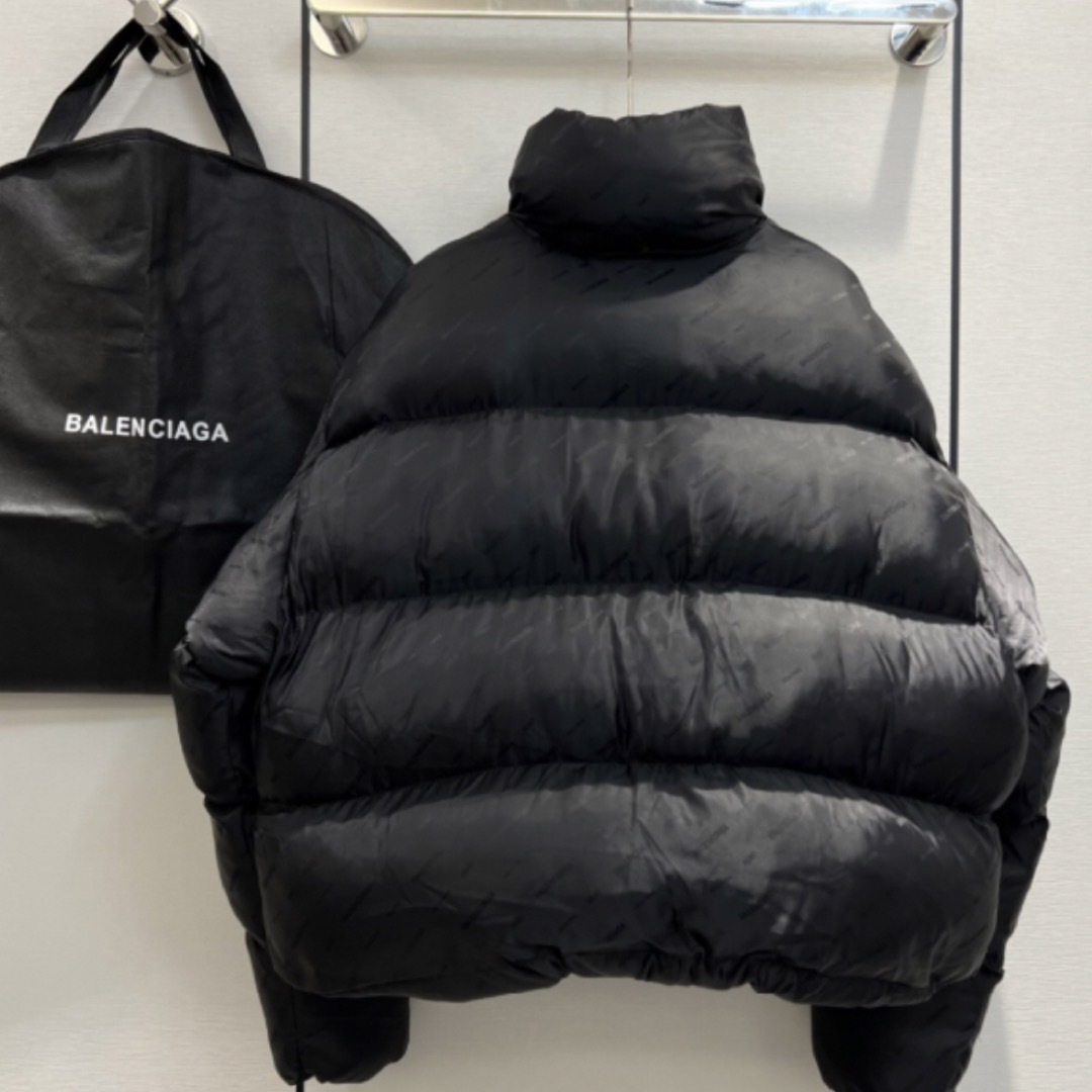 Balenciaga(バレンシアガ)のバレンシアガ　ダウン レディースのジャケット/アウター(ダウンジャケット)の商品写真