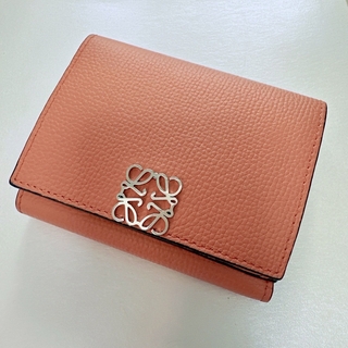 ロエベ(LOEWE)のロエベ アナグラム トライフォールド ウォレット 財布 オレンジ(折り財布)