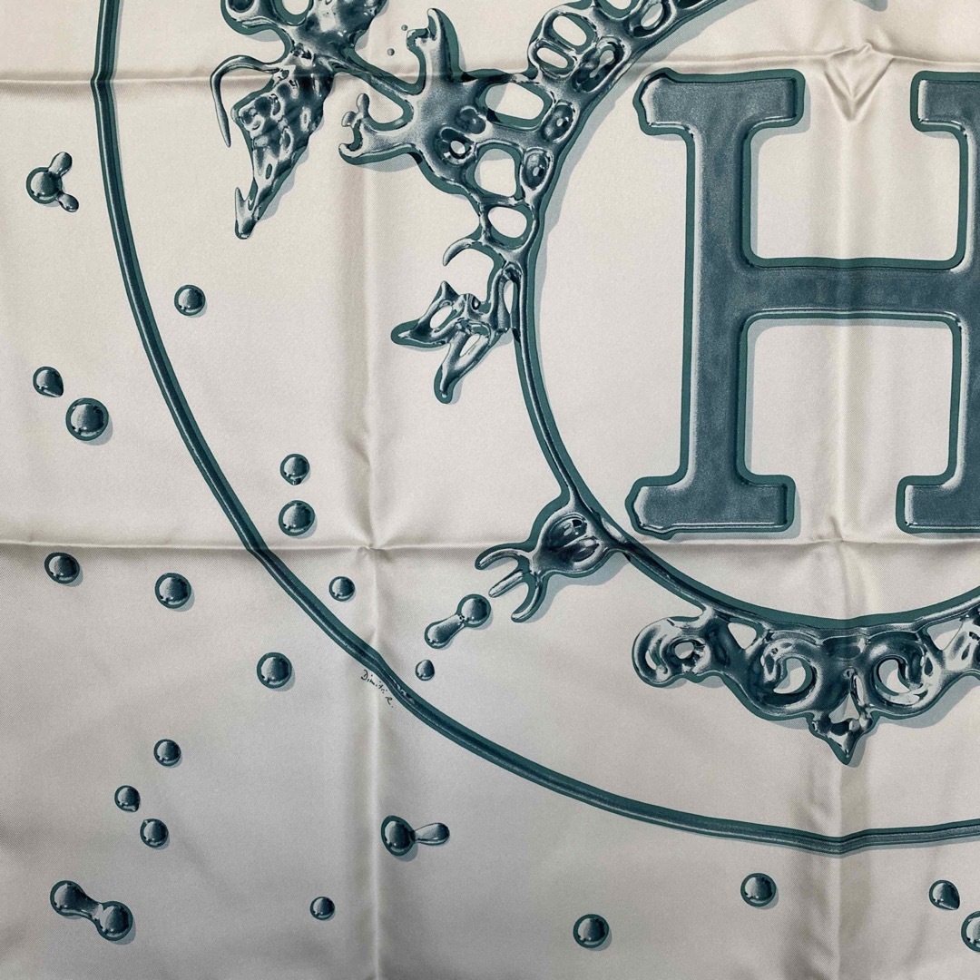 Hermes(エルメス)の新品未使用 希少カラー HERMES エルメス カレ 90 スカーフ 銀のしずく レディースのファッション小物(バンダナ/スカーフ)の商品写真