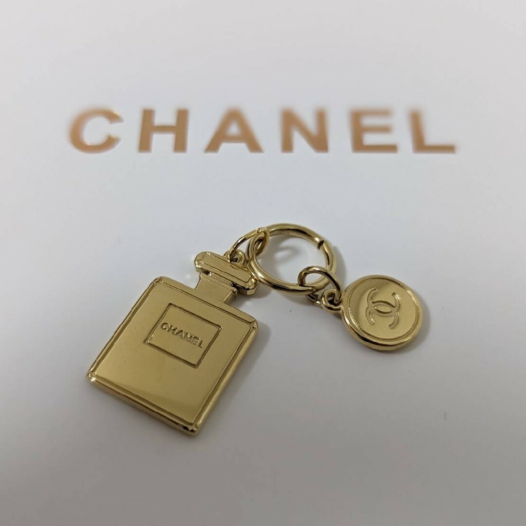 CHANEL(シャネル)の新品未使用 CHANEL シャネル ホリデー チャーム 2個セット レディースのアクセサリー(チャーム)の商品写真