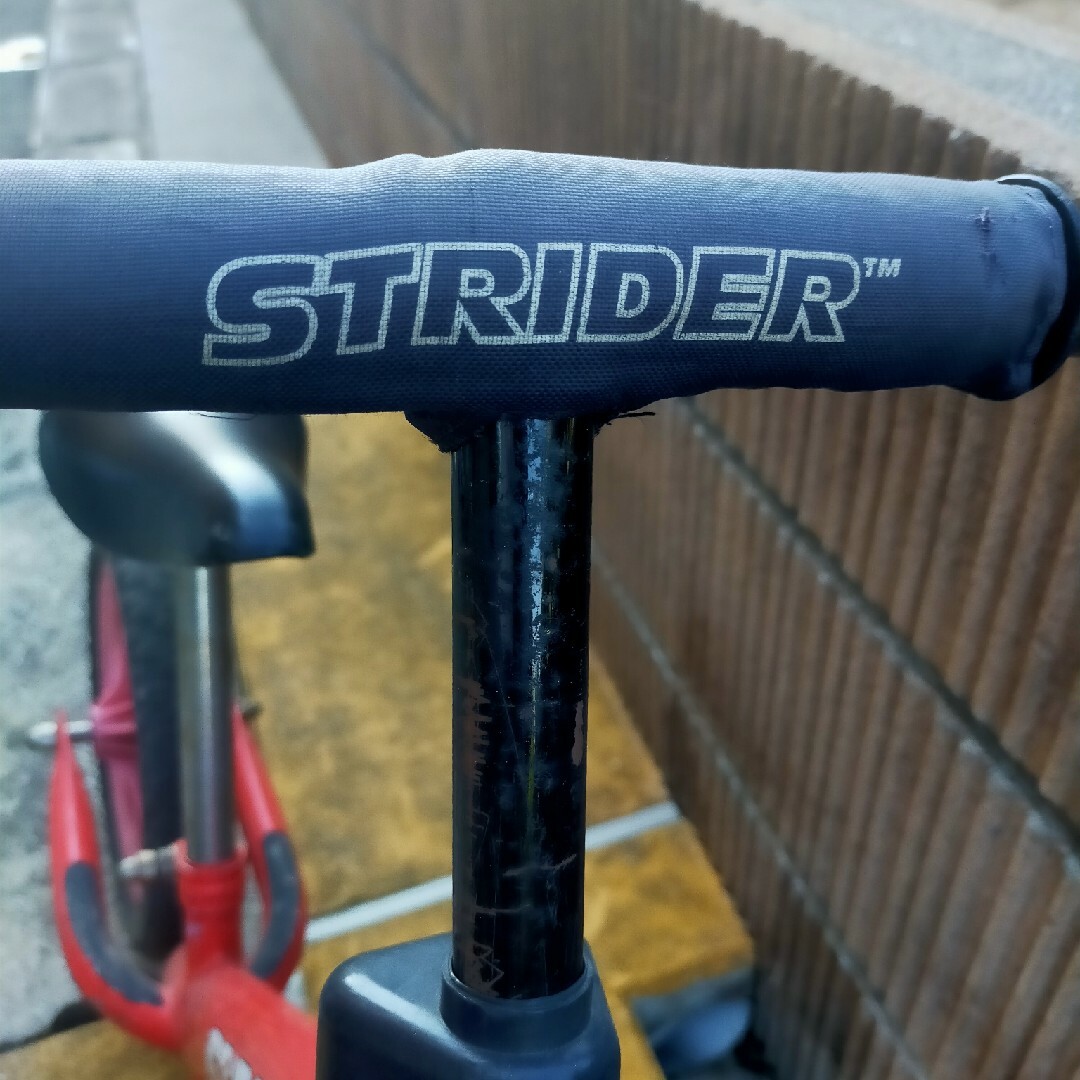 STRIDA(ストライダ)の値下げ！キッズ用ランニングバイク ストライダー　赤 レッド キッズ/ベビー/マタニティの外出/移動用品(その他)の商品写真