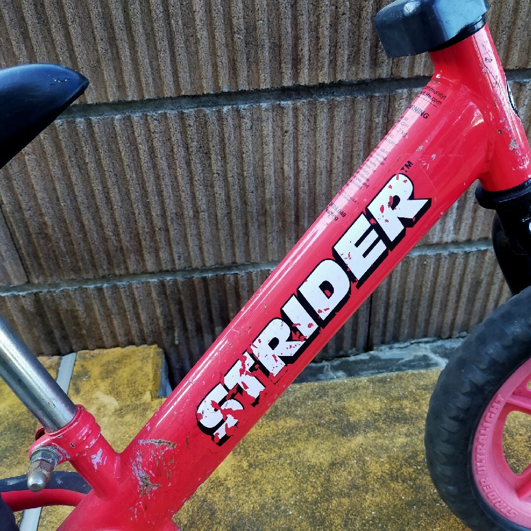 STRIDA(ストライダ)の値下げ！キッズ用ランニングバイク ストライダー　赤 レッド キッズ/ベビー/マタニティの外出/移動用品(その他)の商品写真