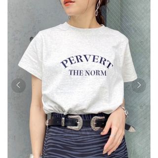 フーズフーギャラリー(WHO'S WHO gallery)のPERVERTアーチTEE(Tシャツ(半袖/袖なし))