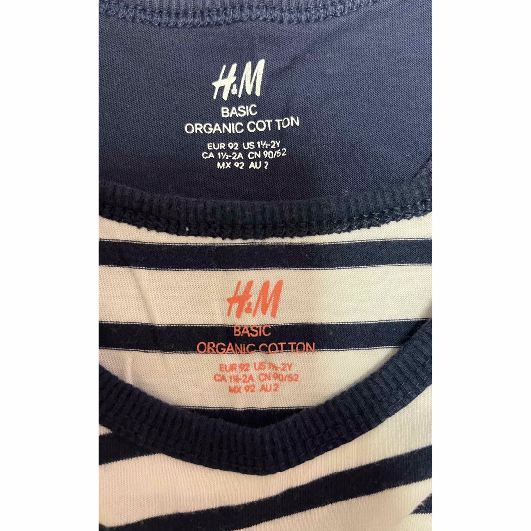 H&M(エイチアンドエム)のキッズ　肌着　２枚セット　ネイビー、ボーダー キッズ/ベビー/マタニティのキッズ服男の子用(90cm~)(下着)の商品写真