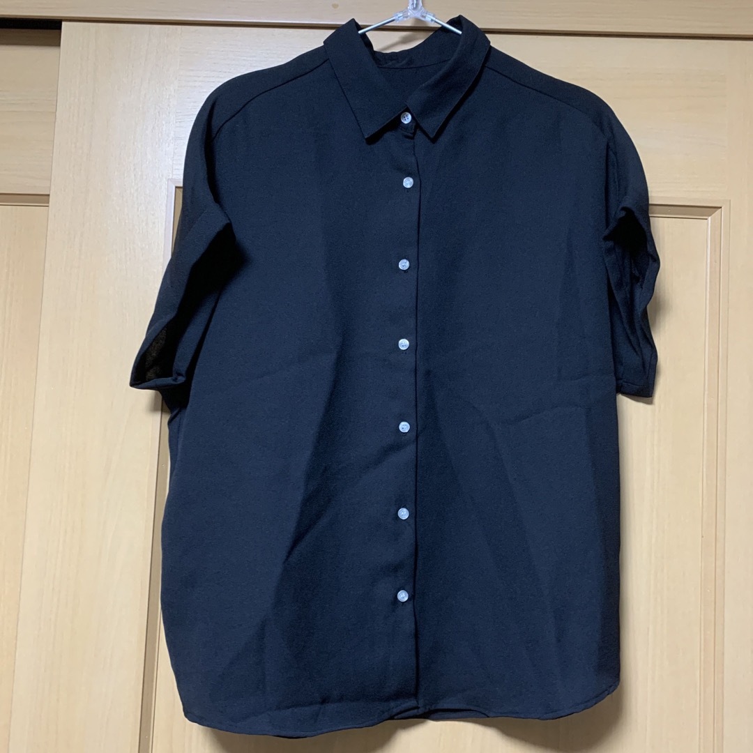 GU(ジーユー)のLサイズ　ブラック　GU　エアリーシャツ レディースのトップス(シャツ/ブラウス(半袖/袖なし))の商品写真