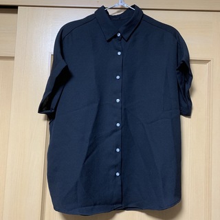 ジーユー(GU)のLサイズ　ブラック　GU　エアリーシャツ(シャツ/ブラウス(半袖/袖なし))