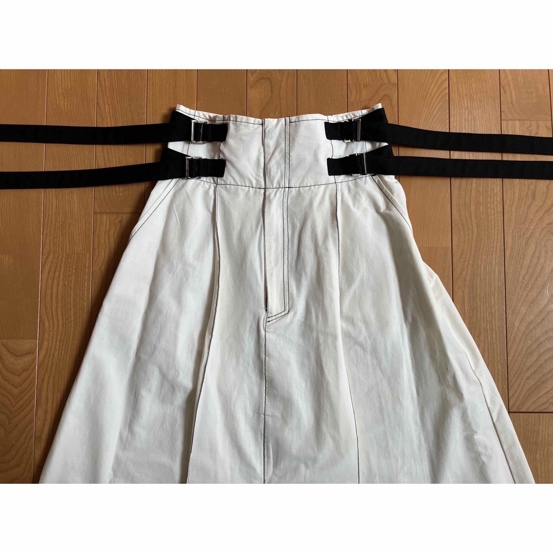 INellaのサイドベルトフレアースカート