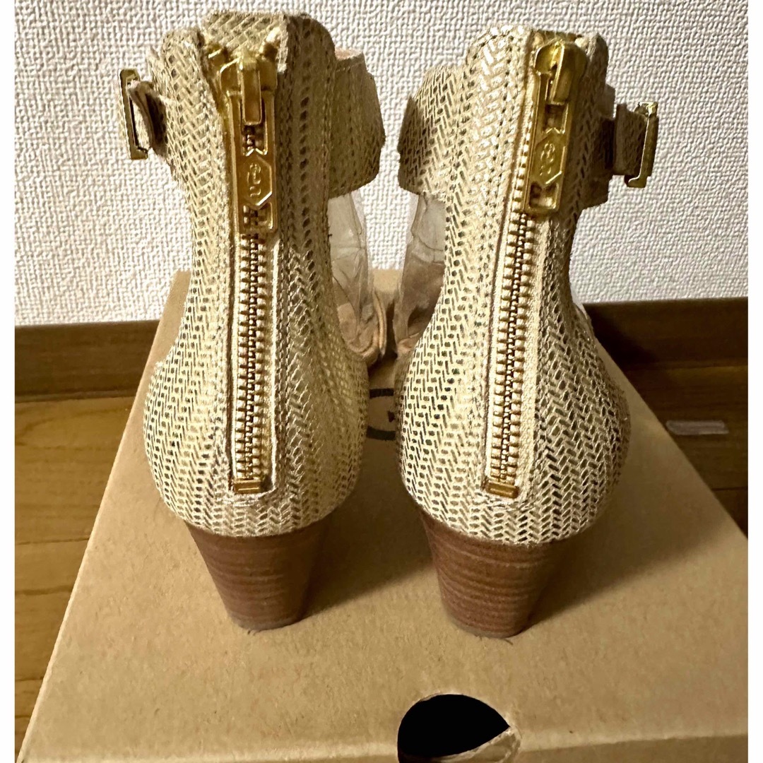 UGG(アグ)の8.5 UGG アグ ゴールド サンダル 普段24.5 レディースの靴/シューズ(サンダル)の商品写真