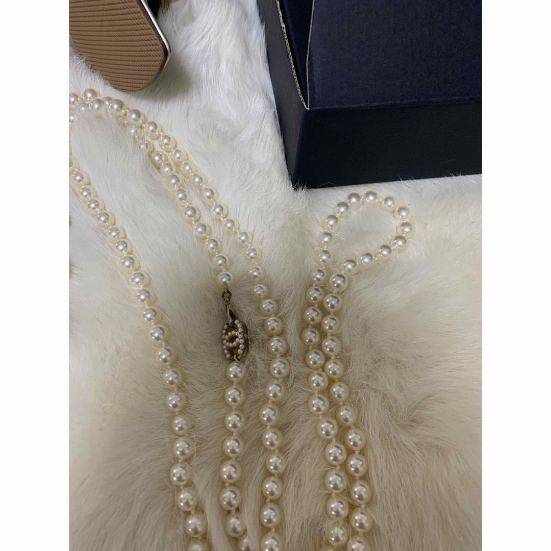 CHANEL(シャネル)の未使用　オールホワイトパール　COCOロングネックレス レディースのアクセサリー(ネックレス)の商品写真