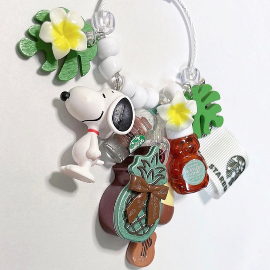 SNOOPY(スヌーピー)の久々のハワイ🏝️🌺🌈 お土産買い込むウキウキわんちゃん🐶✨ キーホルダー✨ ハンドメイドのアクセサリー(キーホルダー/ストラップ)の商品写真