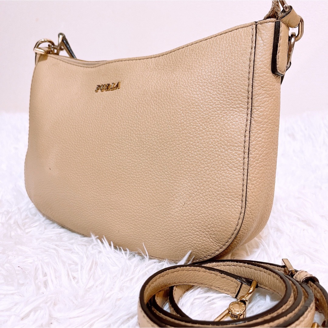Furla(フルラ)の✨美品✨フルラ 2way ショルダーバッグ シボ革レザー 金具 ベージュ レディースのバッグ(ショルダーバッグ)の商品写真
