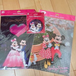 ディズニー(Disney)の【新品.未使用】☆ミッキー&ミニーのクリアファイル２枚セット&缶バッチ☆(クリアファイル)