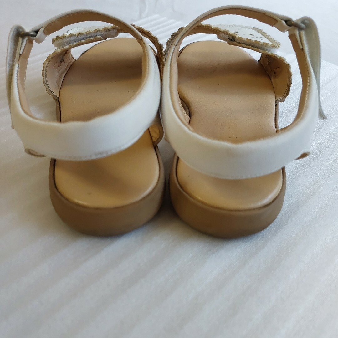 familiar(ファミリア)のファミリア　白サンダル　23cm キッズ/ベビー/マタニティのキッズ靴/シューズ(15cm~)(サンダル)の商品写真