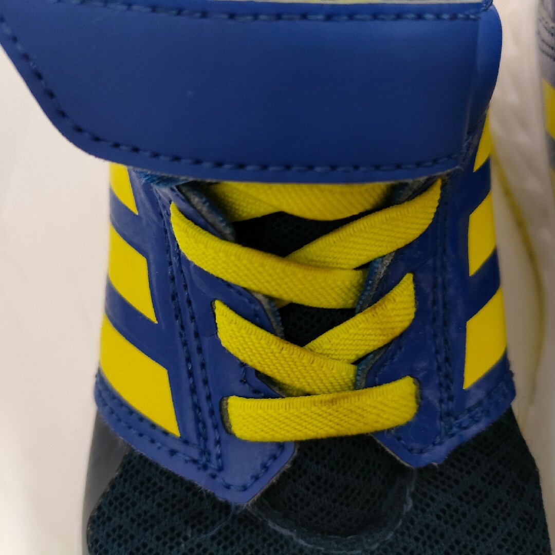 adidas(アディダス)のアディダス　スニーカー　17.5cm キッズ/ベビー/マタニティのキッズ靴/シューズ(15cm~)(スニーカー)の商品写真