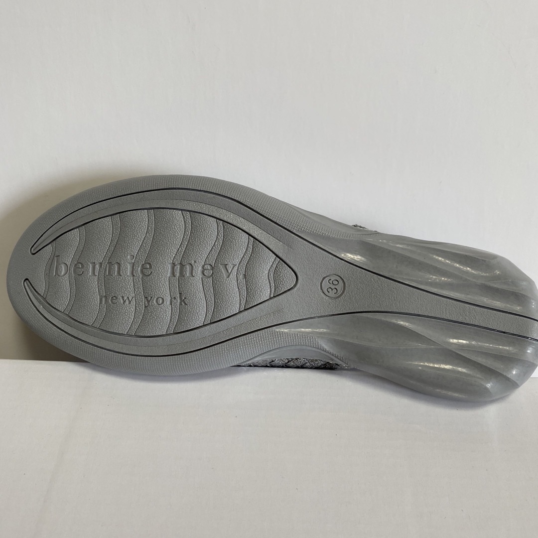 人気のbernie mev. シルバーグレー　サンダル レディースの靴/シューズ(サンダル)の商品写真