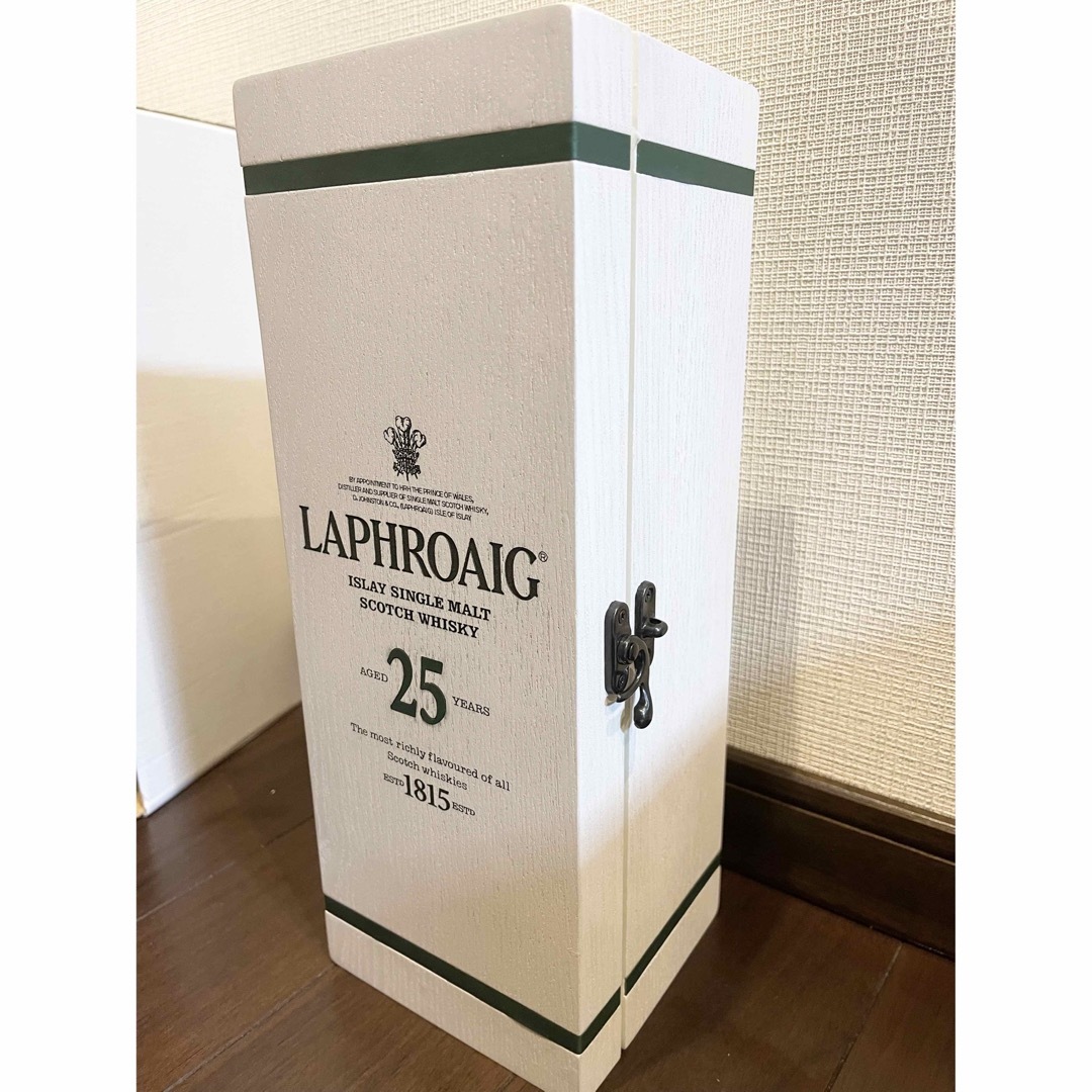 ラフロイグ 25年 カスクストレングス 52° 木箱入新品2018リリース希少品 食品/飲料/酒の酒(ウイスキー)の商品写真