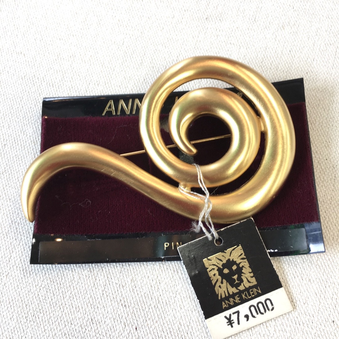 ANNE KLEIN(アンクライン)の定価¥7.000  アンクライン　ヴィンテージ　ブローチ　バッグチャーム レディースのアクセサリー(ブローチ/コサージュ)の商品写真