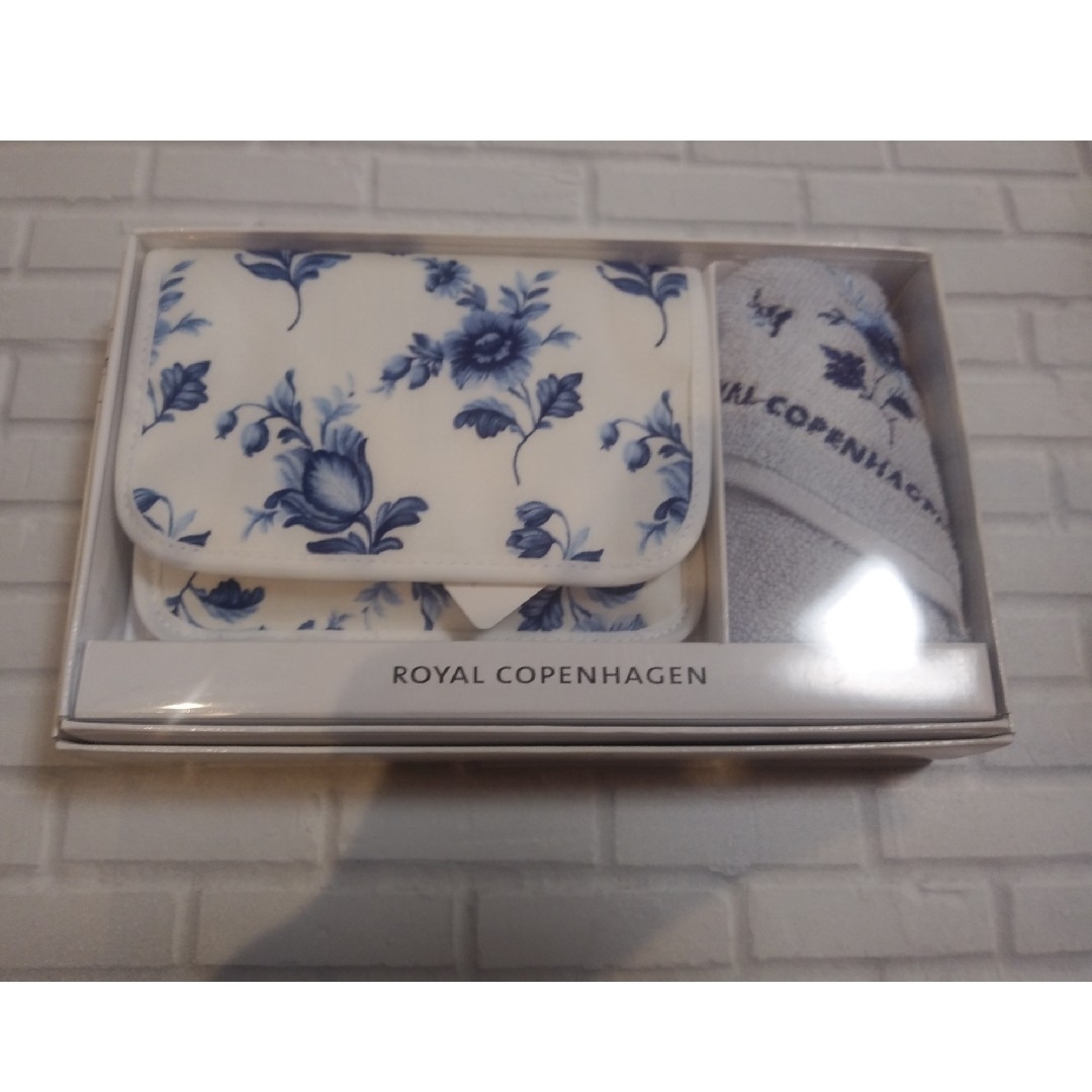 ROYAL COPENHAGEN(ロイヤルコペンハーゲン)のロイヤルコペンハーゲン　コペンハーゲン　タオルハンカチ+ポーチ レディースのファッション小物(ハンカチ)の商品写真