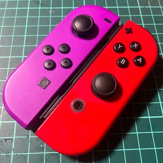 ニンテンドースイッチ(Nintendo Switch)のjoy-con★パープル・マリオレッド★ 作動品　黒ストラップ付き！(携帯用ゲーム機本体)