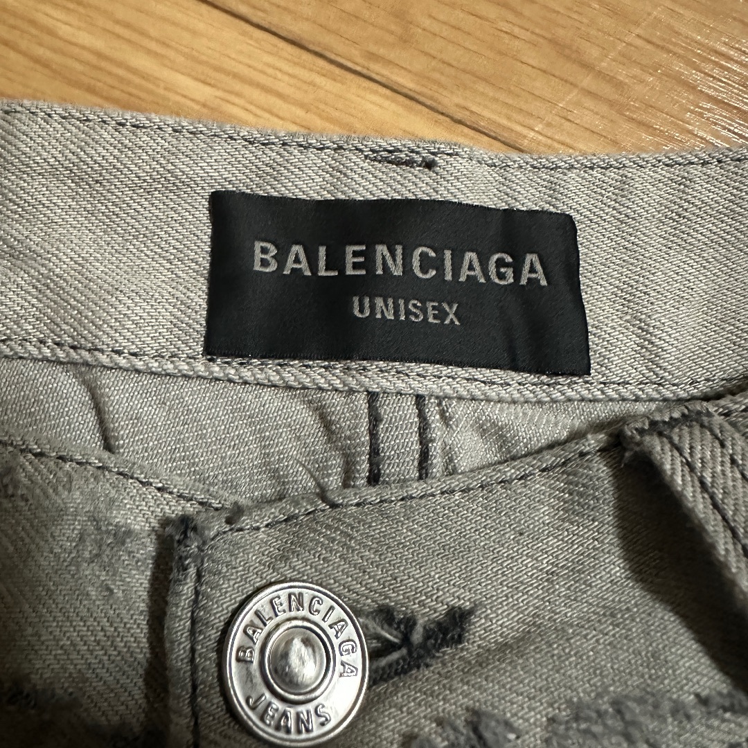 Balenciaga(バレンシアガ)のBALENCIAGA SUPER DESTROYED BAGGY DENIM メンズのパンツ(デニム/ジーンズ)の商品写真