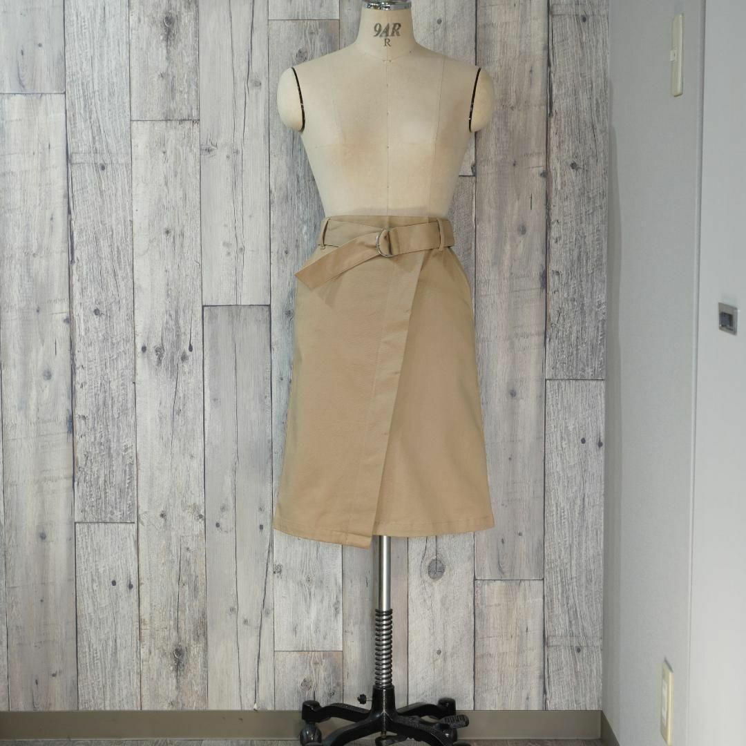 GU(ジーユー)のGU ベルト付きコットンPUツイル ラップスカート ベージュM レディースのスカート(ひざ丈スカート)の商品写真
