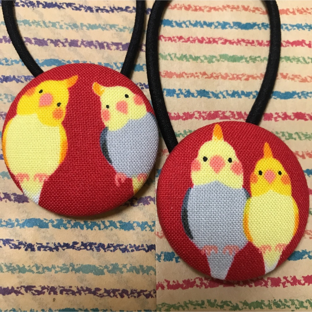 オカメインコちゃんヘアゴム2個セット ハンドメイドのキッズ/ベビー(ファッション雑貨)の商品写真