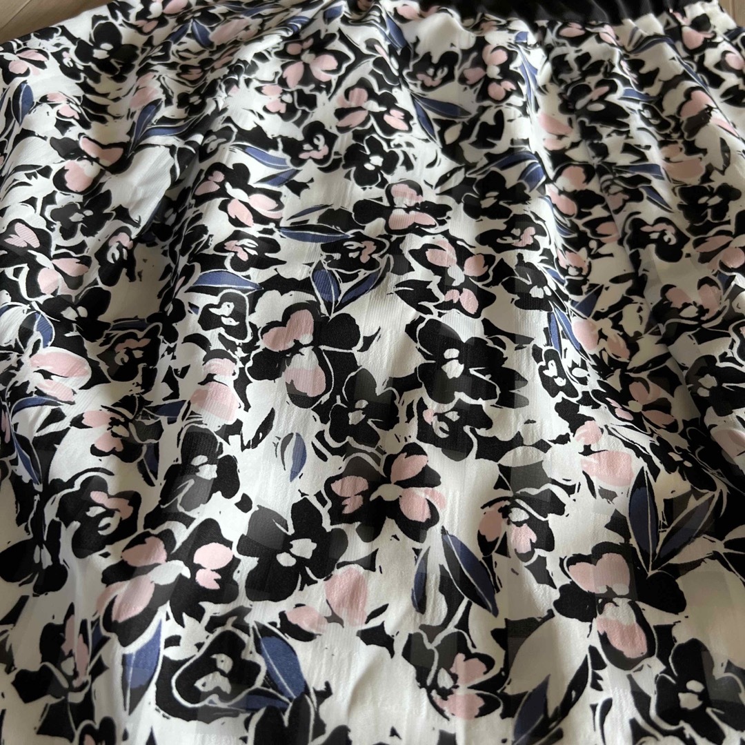 TO BE CHIC(トゥービーシック)のトゥービーシック42花柄スカート レディースのスカート(ひざ丈スカート)の商品写真