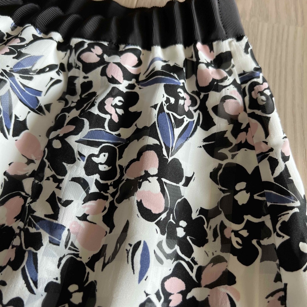 TO BE CHIC(トゥービーシック)のトゥービーシック42花柄スカート レディースのスカート(ひざ丈スカート)の商品写真