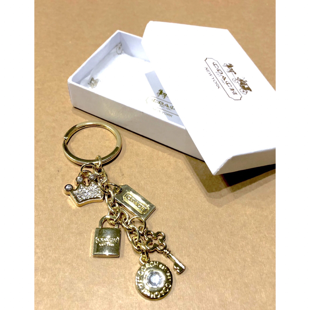 COACH(コーチ)のコーチ　coach キーホルダー　ゴールド　クラウン レディースのアクセサリー(チャーム)の商品写真