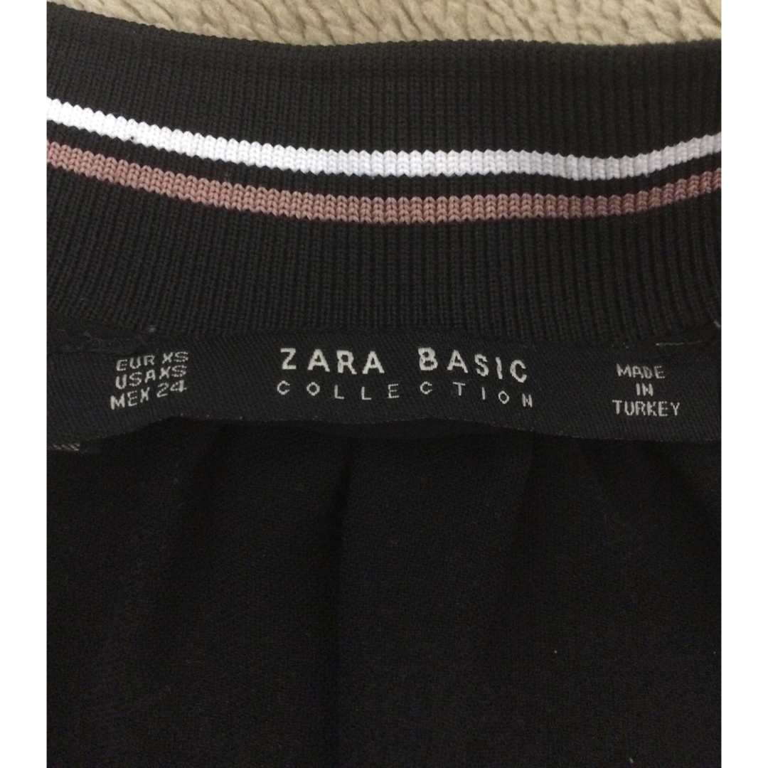 ZARA(ザラ)のZARA  フロントジップ ライン入りトップ レディースのトップス(カットソー(半袖/袖なし))の商品写真