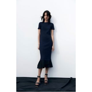 ザラ(ZARA)の【完売品】ZARA プリーツヘムワンピース　Sサイズ(ロングワンピース/マキシワンピース)