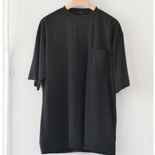 コモリ(COMOLI)のCOMOLI 22SS ウール天竺  チャコール 2(Tシャツ/カットソー(半袖/袖なし))