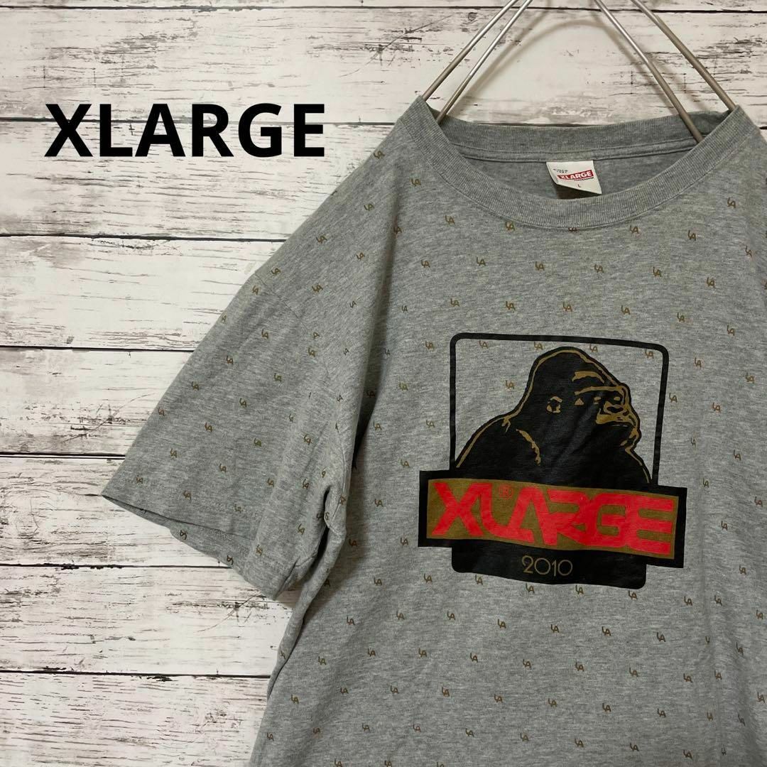 XLARGE(エクストララージ)のXLARGE ロゴTシャツ 総柄 LA ゴリラ グレー ストリート 定番 人気 メンズのトップス(Tシャツ/カットソー(半袖/袖なし))の商品写真