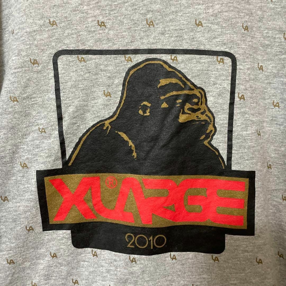 XLARGE(エクストララージ)のXLARGE ロゴTシャツ 総柄 LA ゴリラ グレー ストリート 定番 人気 メンズのトップス(Tシャツ/カットソー(半袖/袖なし))の商品写真