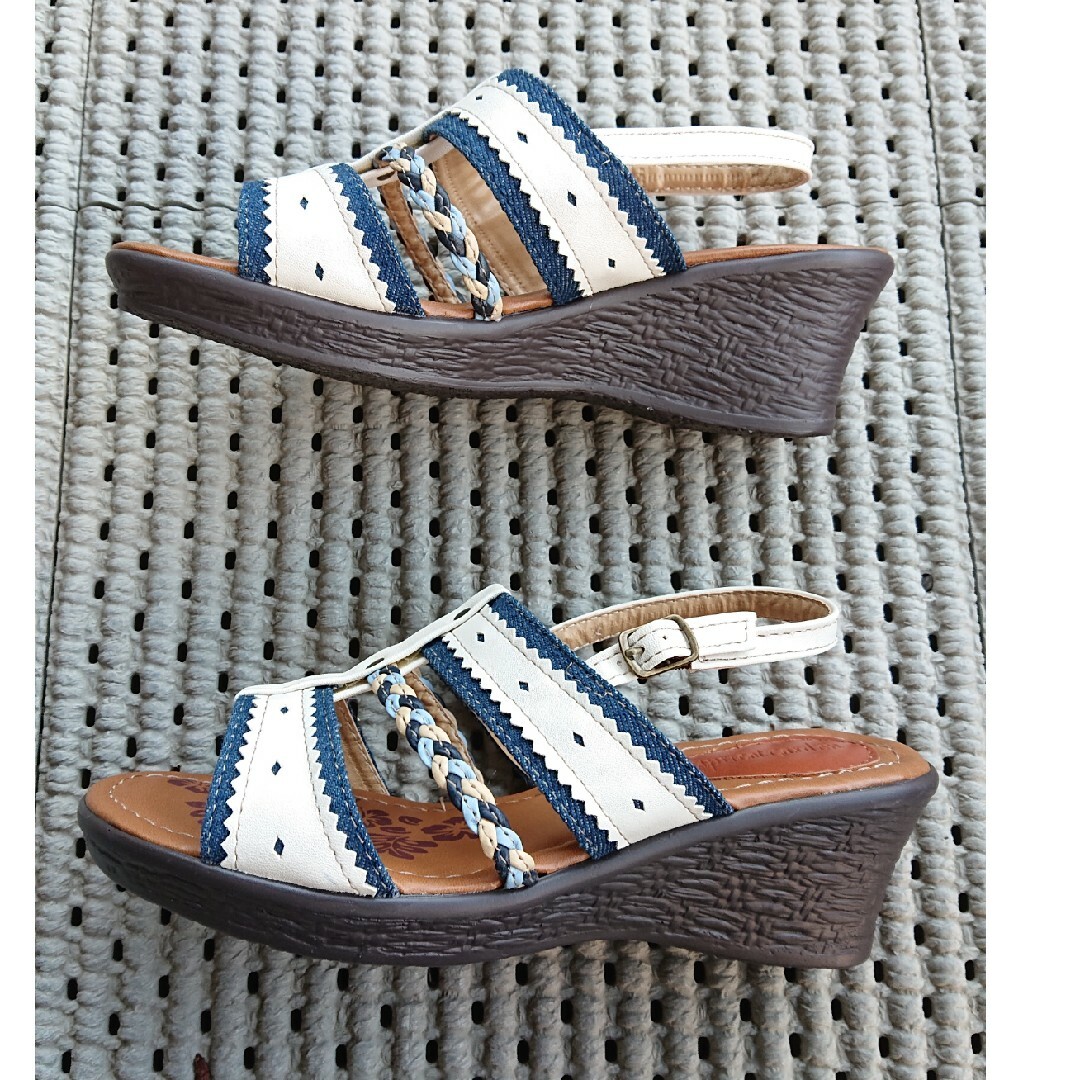 しまむら(シマムラ)の夏用サンダル(白✕デニム) レディースの靴/シューズ(サンダル)の商品写真