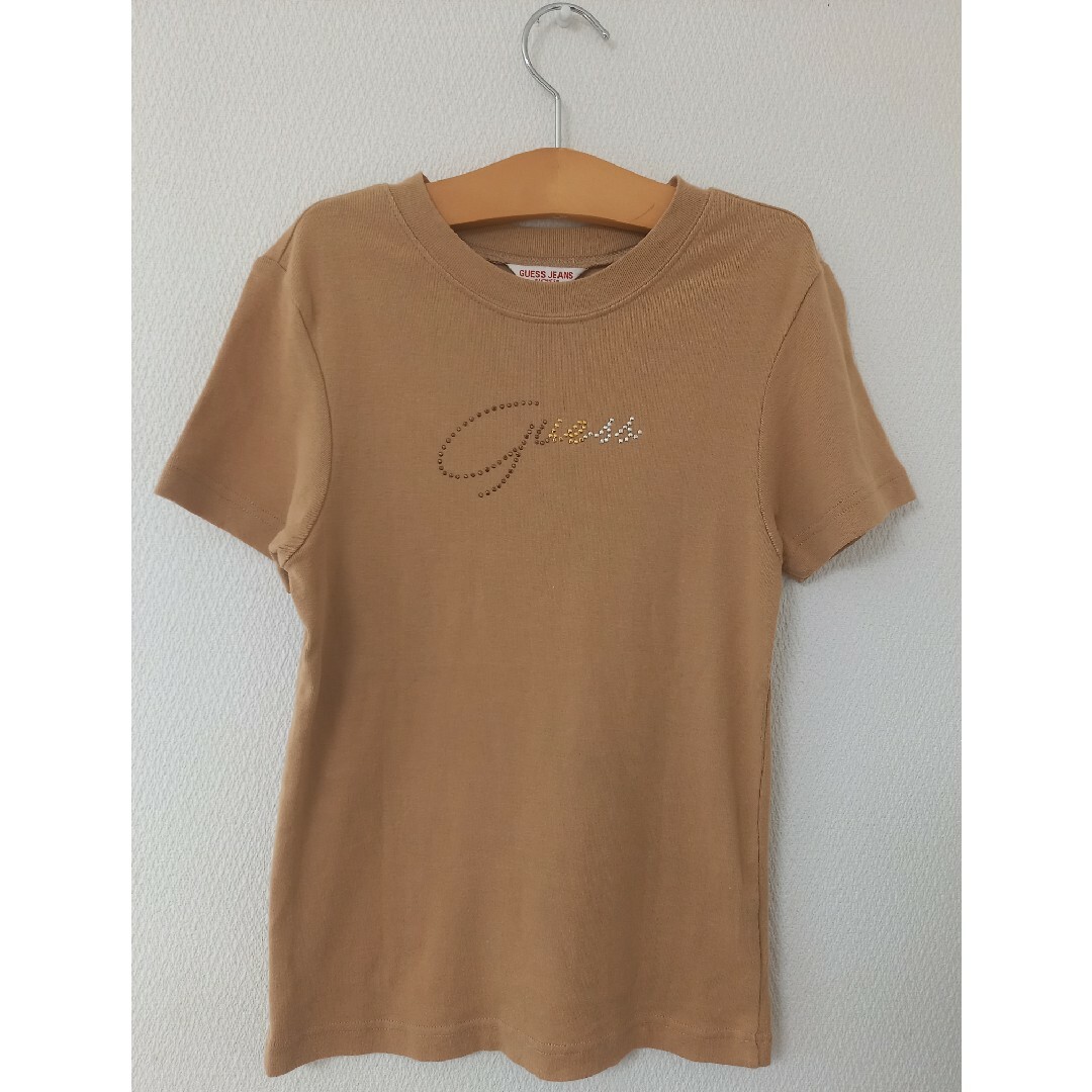 GUESS(ゲス)のGUESS ゲス Tシャツ ストーン ロゴ ブラウン キャメル 茶色 ベージュ レディースのトップス(Tシャツ(半袖/袖なし))の商品写真