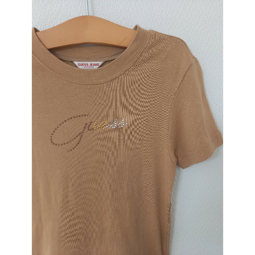 GUESS(ゲス)のGUESS ゲス Tシャツ ストーン ロゴ ブラウン キャメル 茶色 ベージュ レディースのトップス(Tシャツ(半袖/袖なし))の商品写真