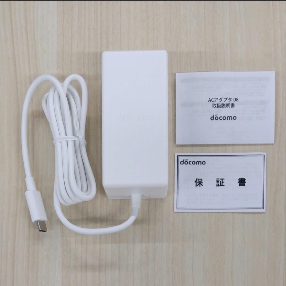 NTTdocomo(エヌティティドコモ)のドコモ ACアダプタ08 新品未使用品 USB Type-C スマホ/家電/カメラのスマートフォン/携帯電話(バッテリー/充電器)の商品写真