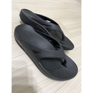 ウーフォス(OOFOS)のoofosトングサンダル(サンダル)