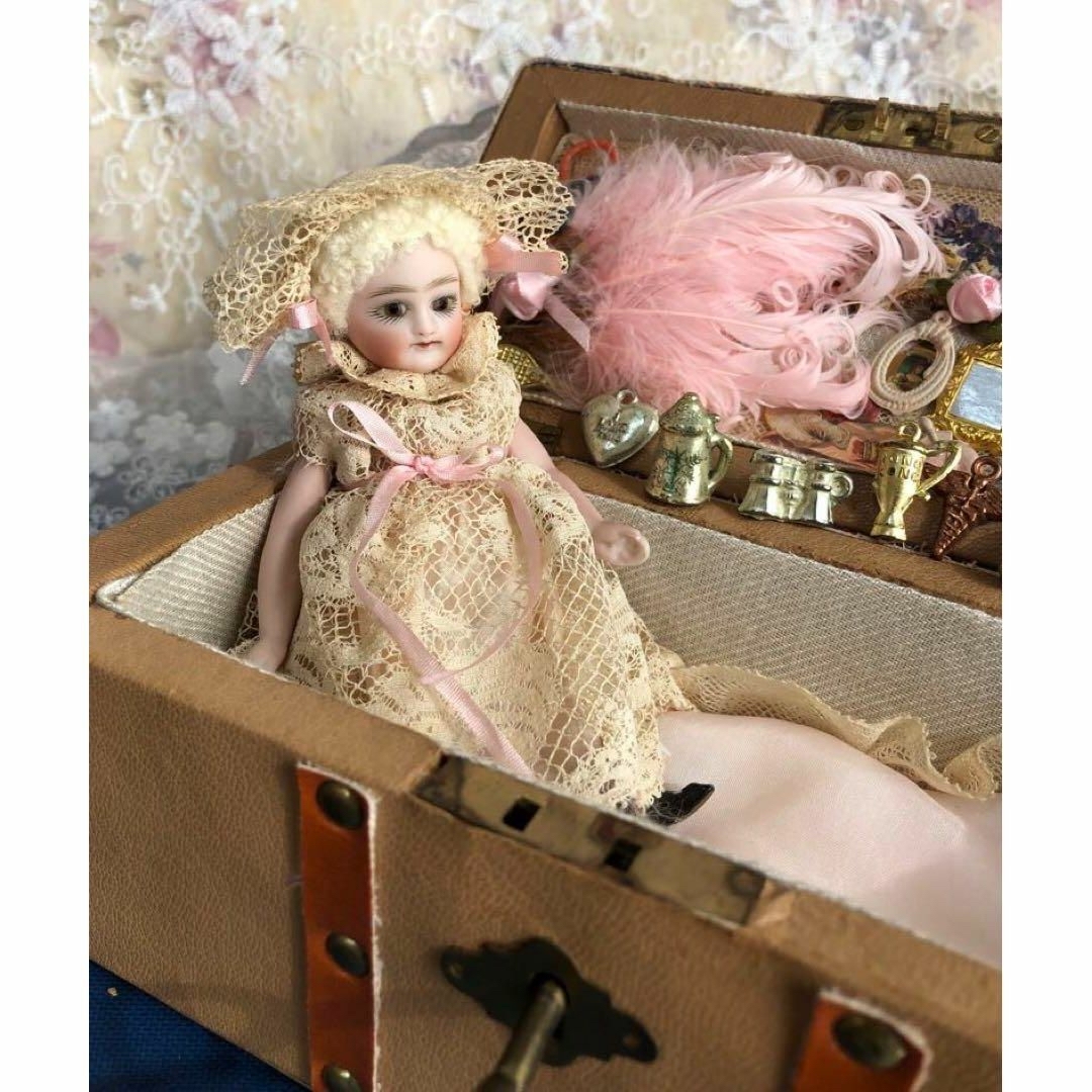 専用 鍵つきトランクバッグに入った**ビスクドール**ミニョネット