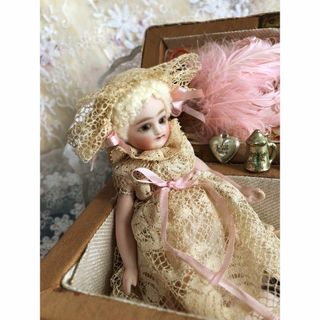 専用 鍵つきトランクバッグに入った**ビスクドール**ミニョネット♪の