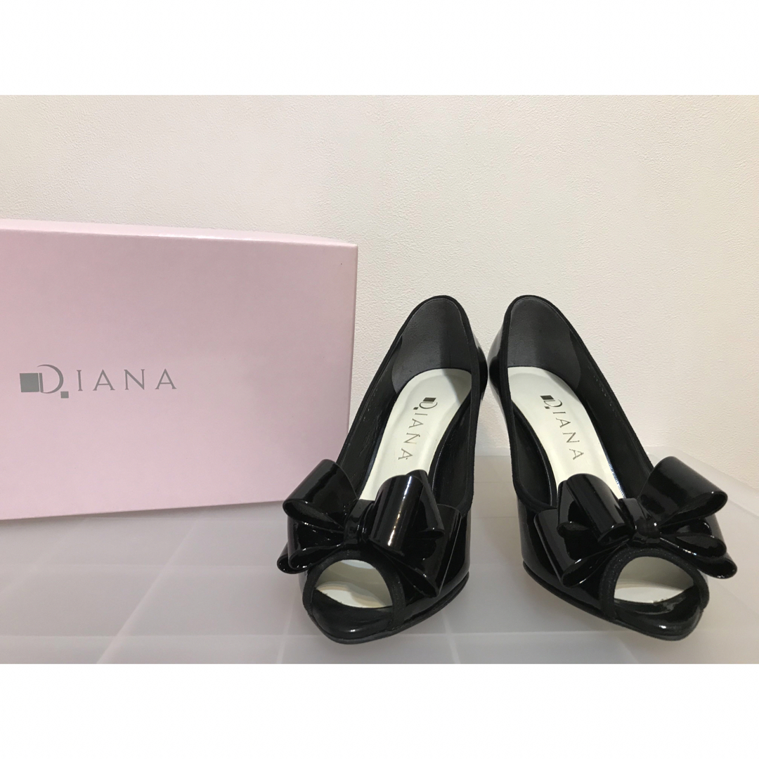 DIANA(ダイアナ)のDIANA 銀座ダイアナ リボンパンプス  オープントゥ　エナメル　黒　22.5 レディースの靴/シューズ(ハイヒール/パンプス)の商品写真