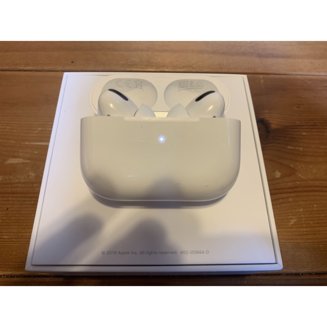 Apple(アップル)の正規品　AirPods Pro MWP22ZM/A スマホ/家電/カメラのオーディオ機器(ヘッドフォン/イヤフォン)の商品写真