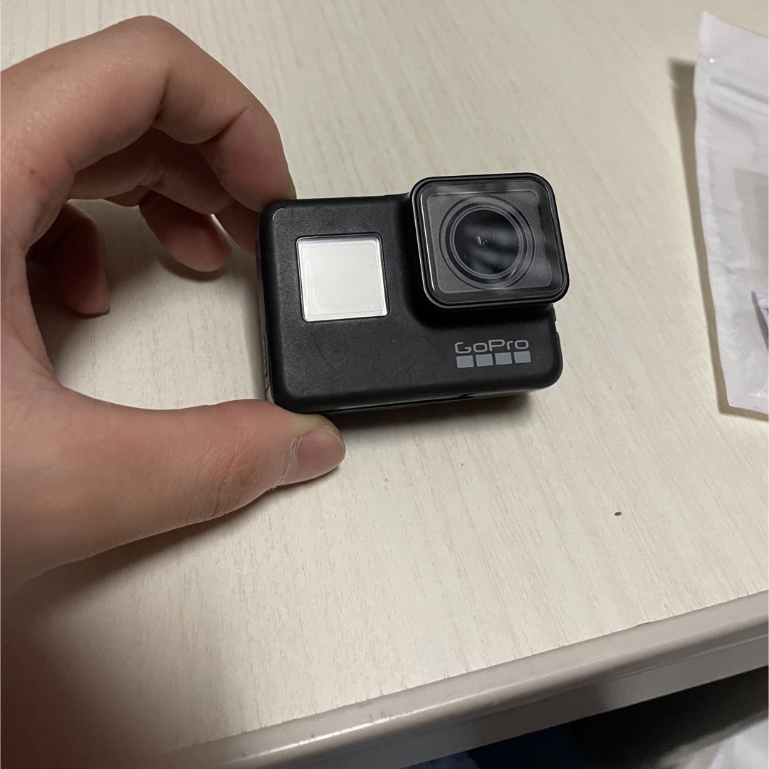 GoPro(ゴープロ)の[美品]GoPro HERO7 BLACK バッテリー7個 マイクロUSB付き スマホ/家電/カメラのカメラ(ビデオカメラ)の商品写真