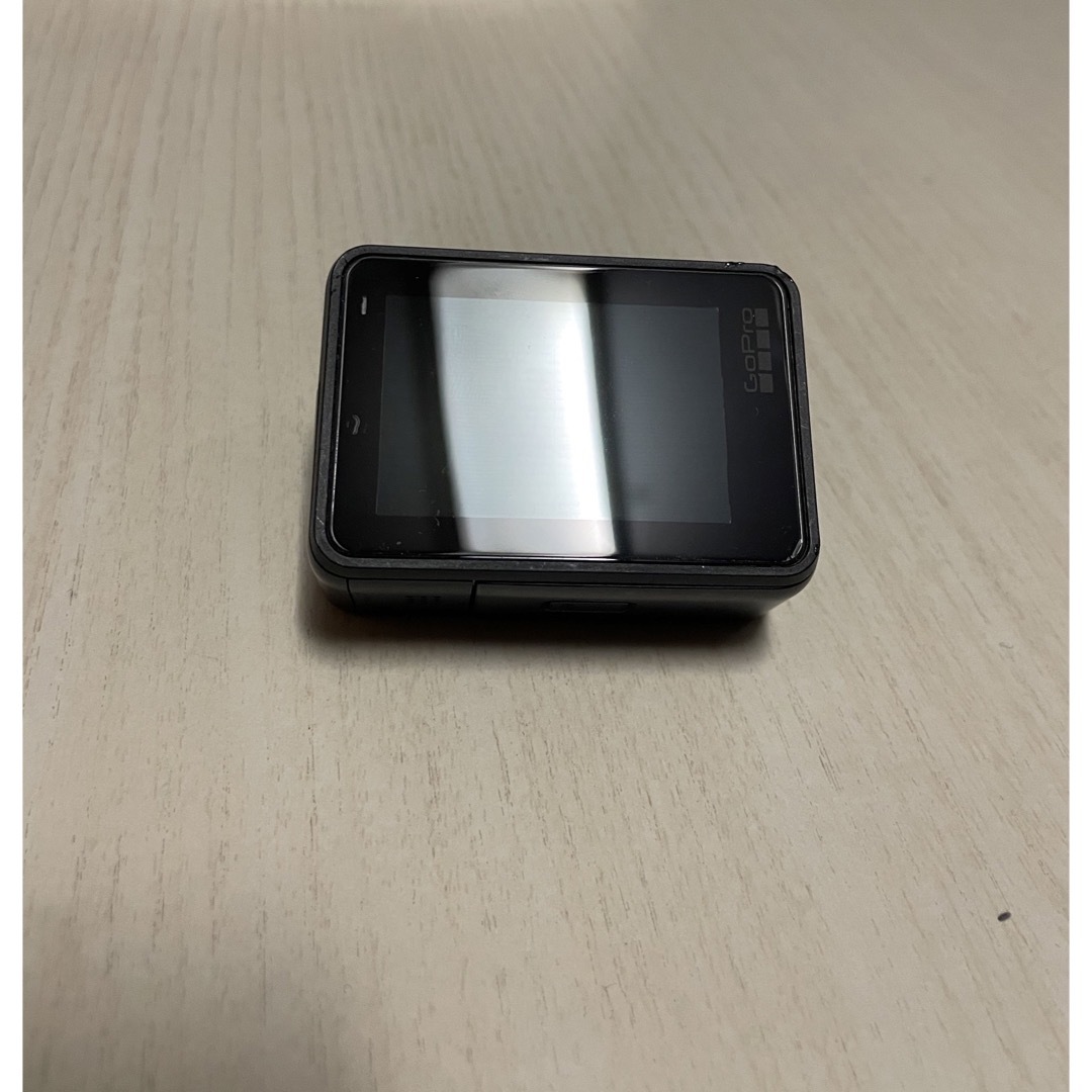 GoPro(ゴープロ)の[美品]GoPro HERO7 BLACK バッテリー7個 マイクロUSB付き スマホ/家電/カメラのカメラ(ビデオカメラ)の商品写真