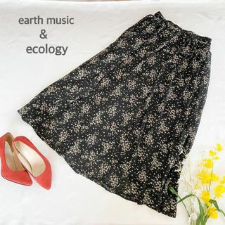 アースミュージックアンドエコロジー(earth music & ecology)の【大人気商品】アースミュージック＆エコロジー　小花柄　ロングスカート　ブラック(ロングスカート)